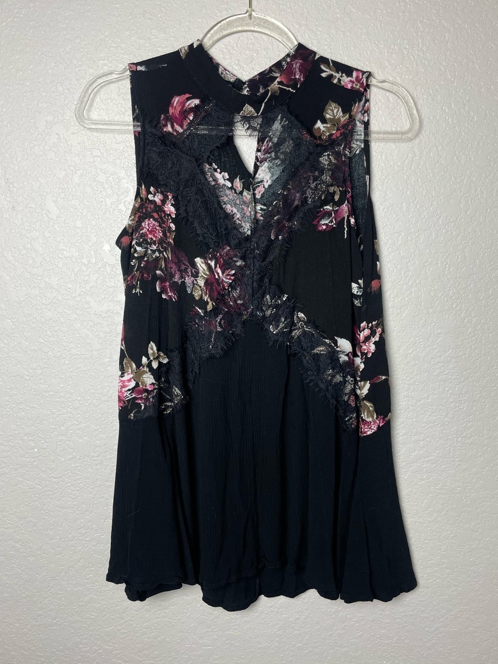 Gypsies & Moondust Sleeveless Floral Lace-Trim Tunic in Black w/Pink Floral Sz M